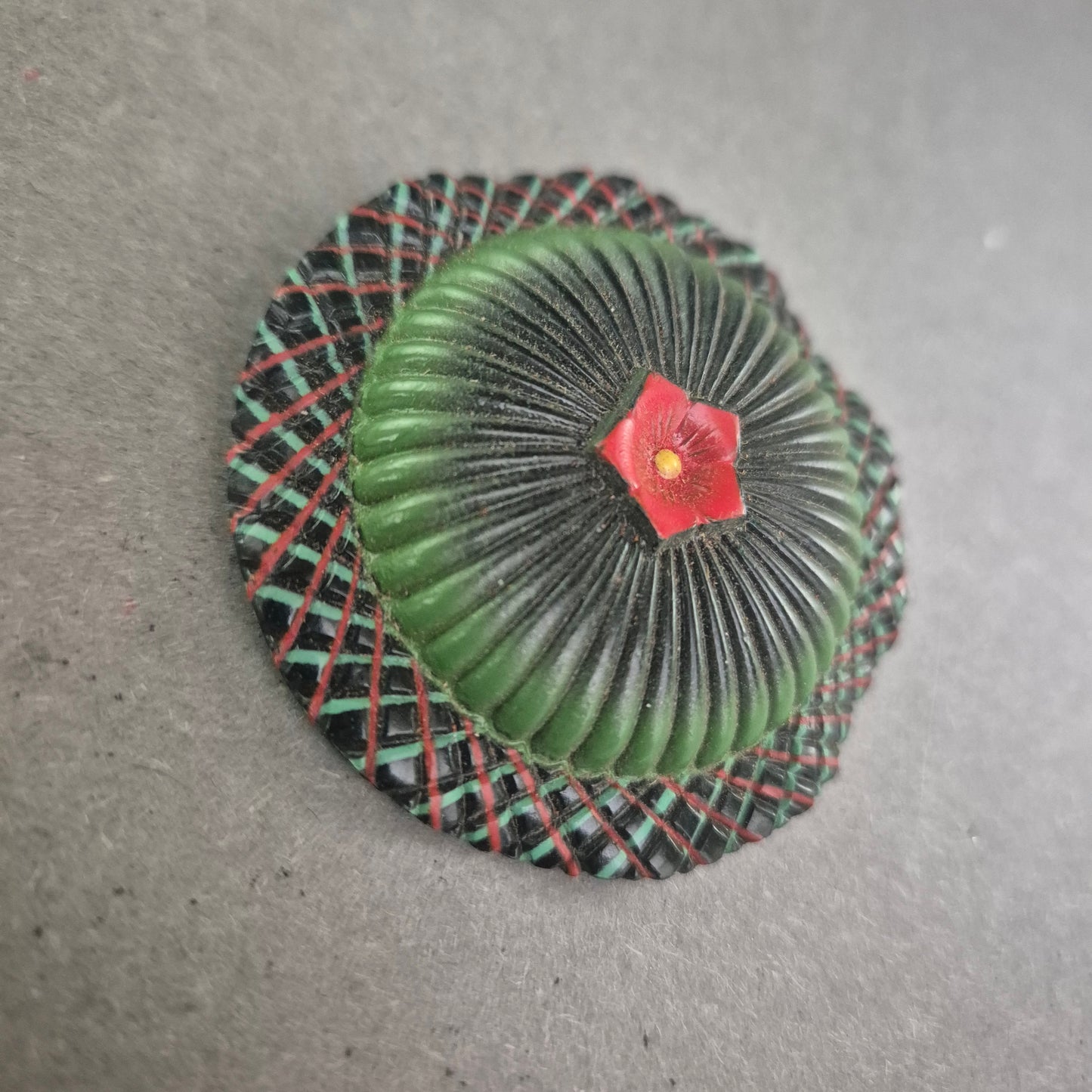 Vintage Brosche im Schottenmuster mit floraler Gravur – Unikat aus Bakelit