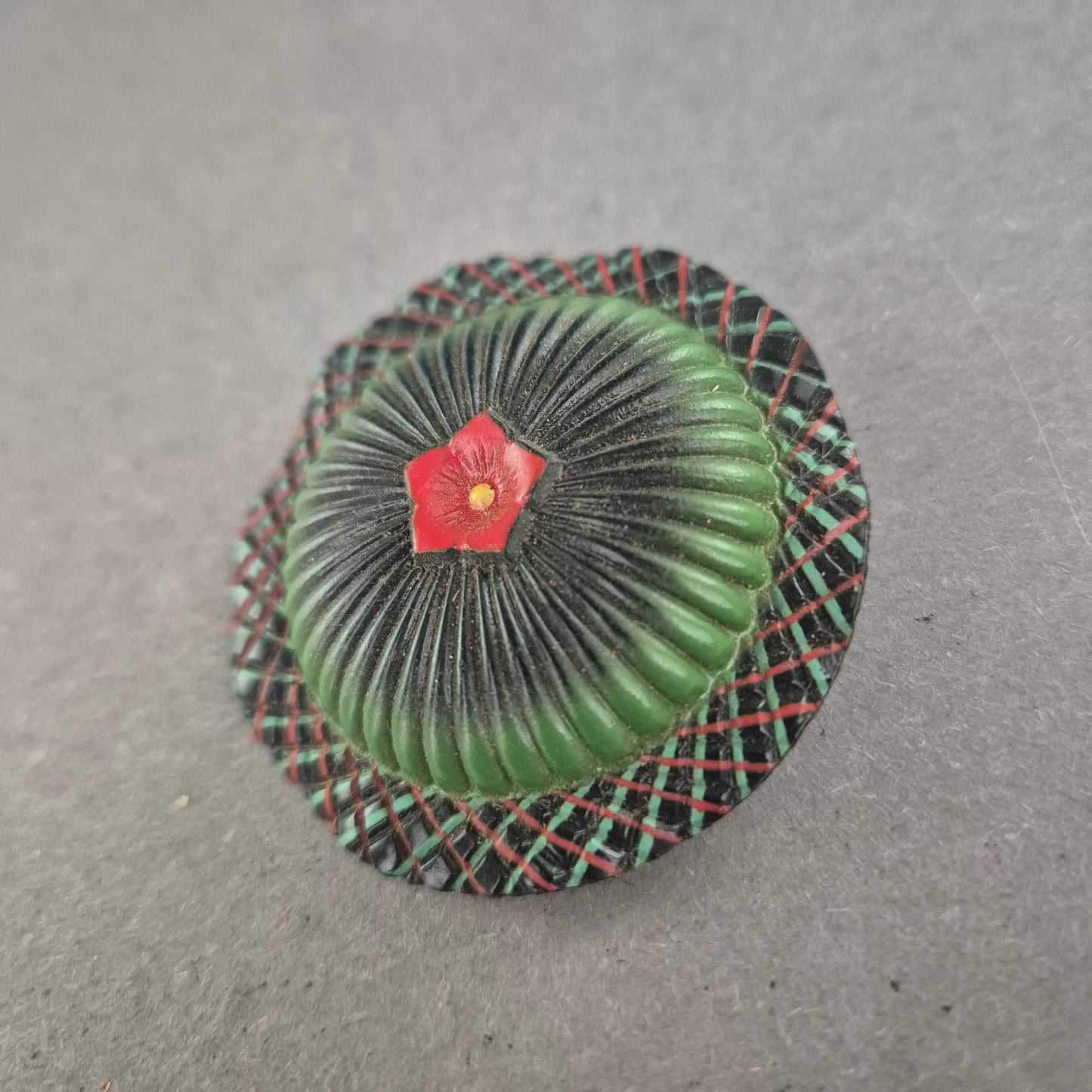 Vintage Brosche im Schottenmuster mit floraler Gravur – Unikat aus Bakelit