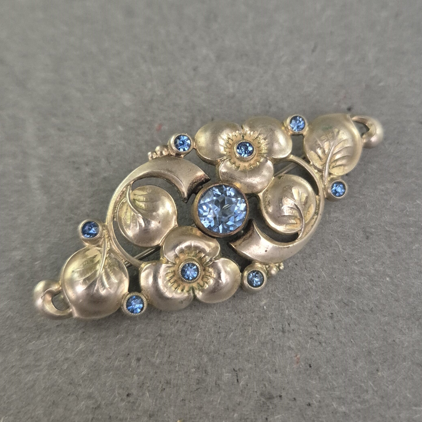 Antike florale Brosche mit blauen Strasssteinen – Eleganz im Jugendstil