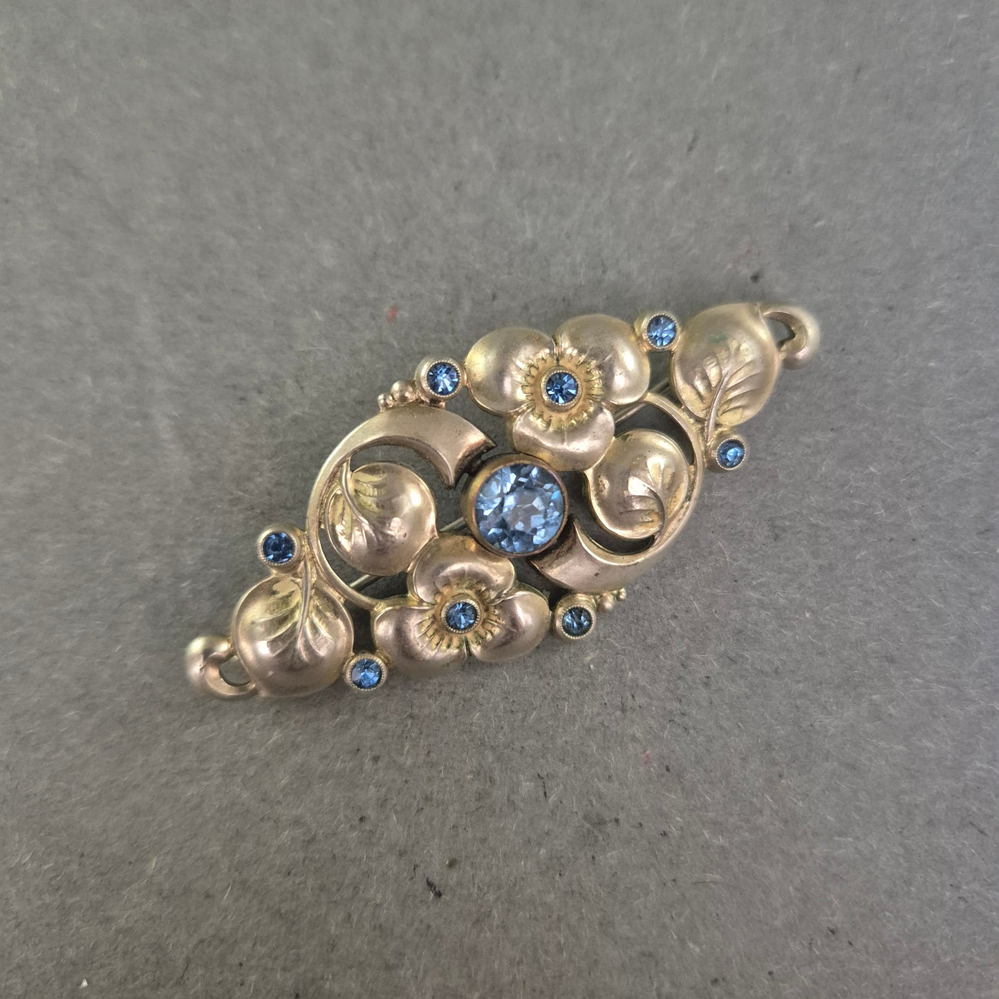 Antike florale Brosche mit blauen Strasssteinen – Eleganz im Jugendstil