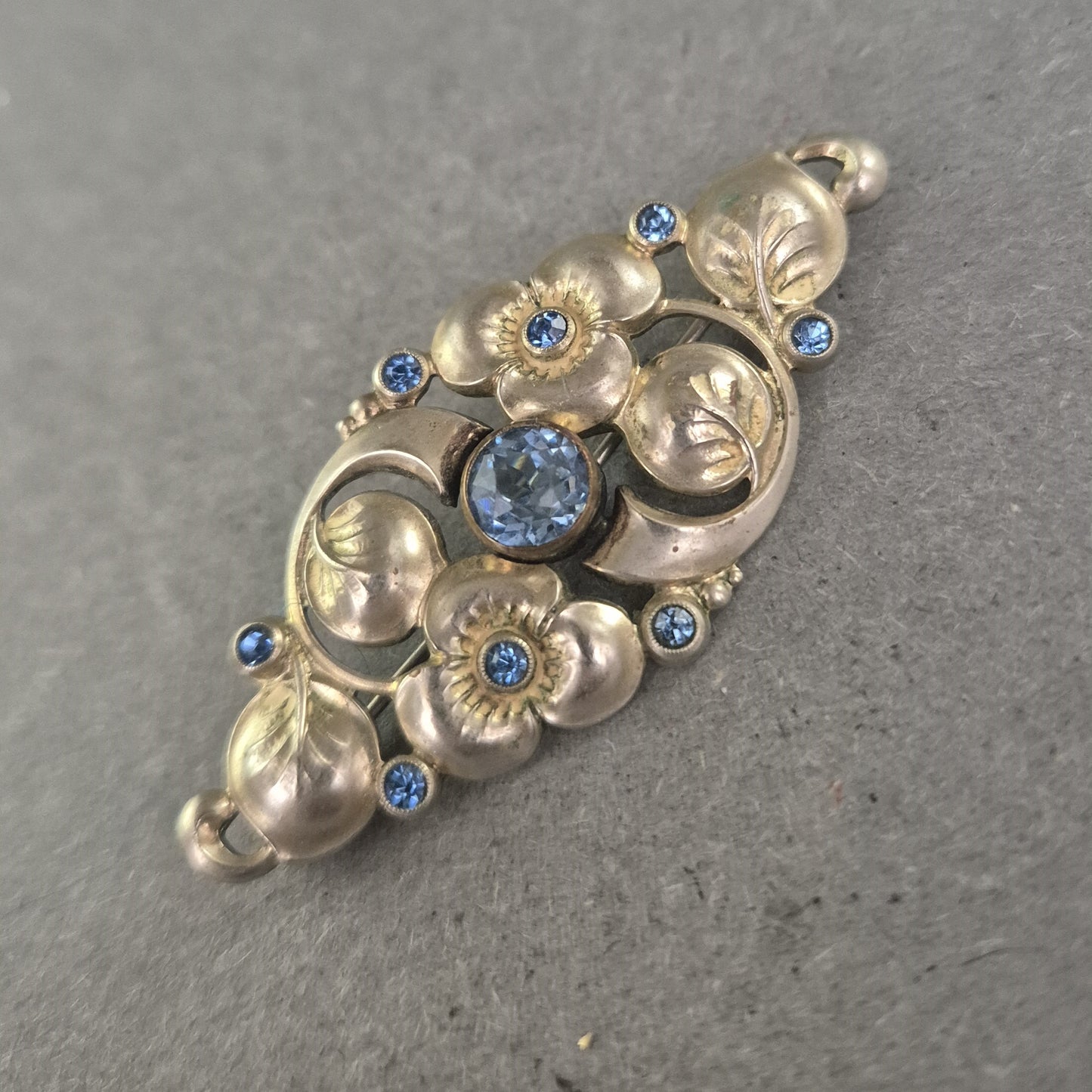 Antike florale Brosche mit blauen Strasssteinen – Eleganz im Jugendstil