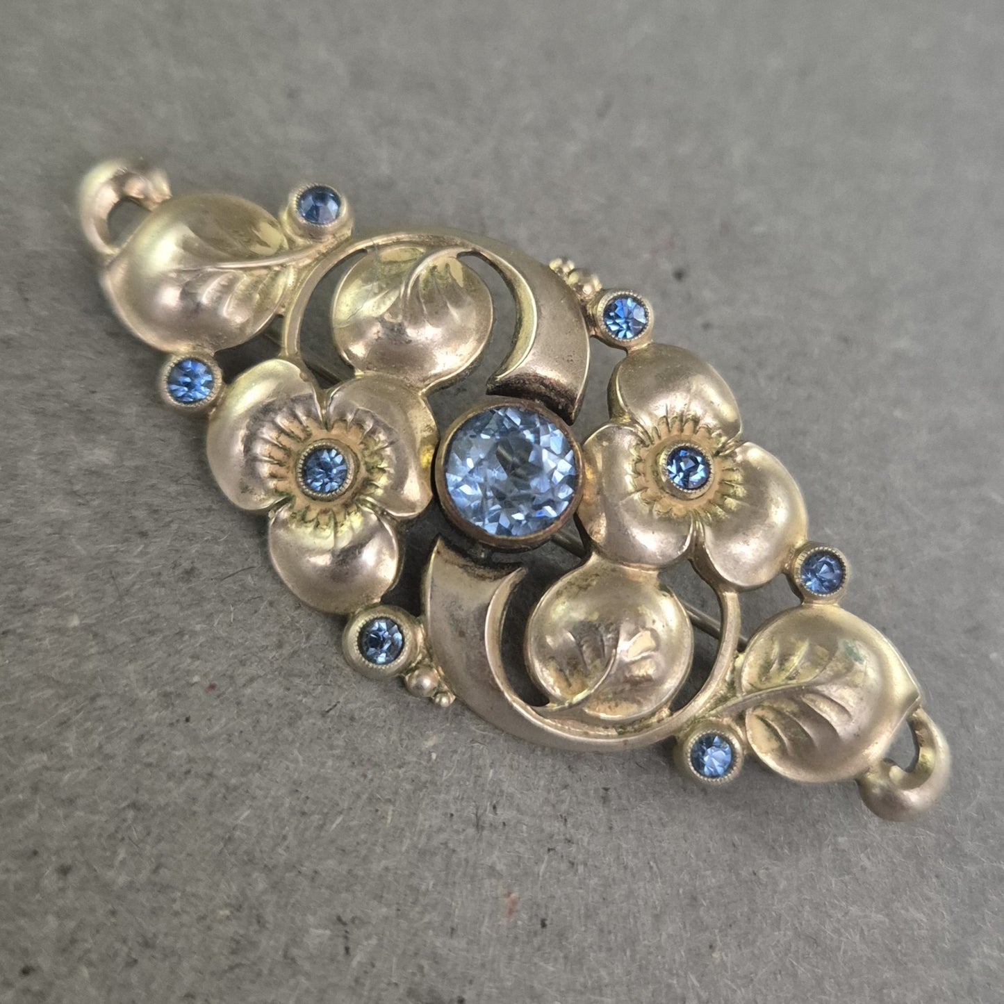 Antike florale Brosche mit blauen Strasssteinen – Eleganz im Jugendstil