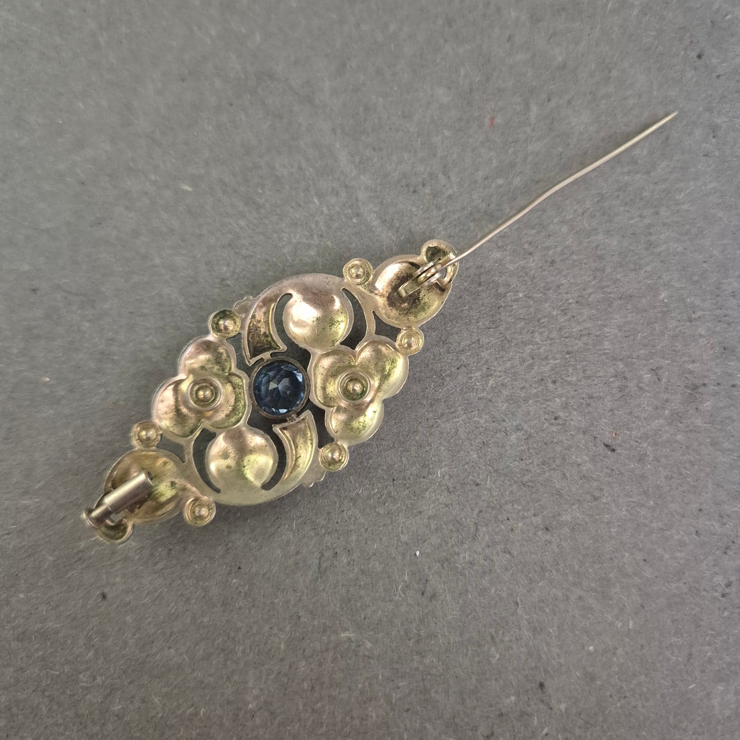 Antike florale Brosche mit blauen Strasssteinen – Eleganz im Jugendstil