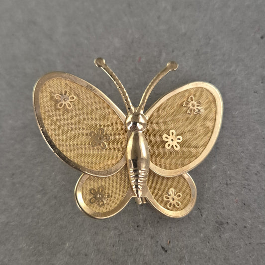 Vergoldete Schmetterlingsbrosche – Zarte Eleganz im floralen Design