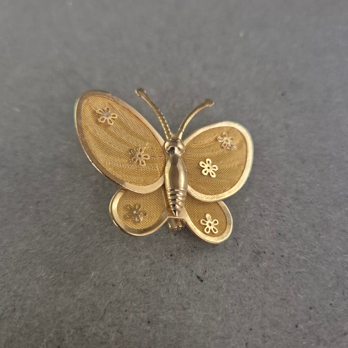 Vergoldete Schmetterlingsbrosche – Zarte Eleganz im floralen Design