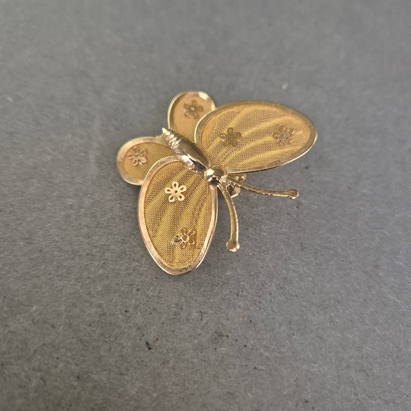 Vergoldete Schmetterlingsbrosche – Zarte Eleganz im floralen Design