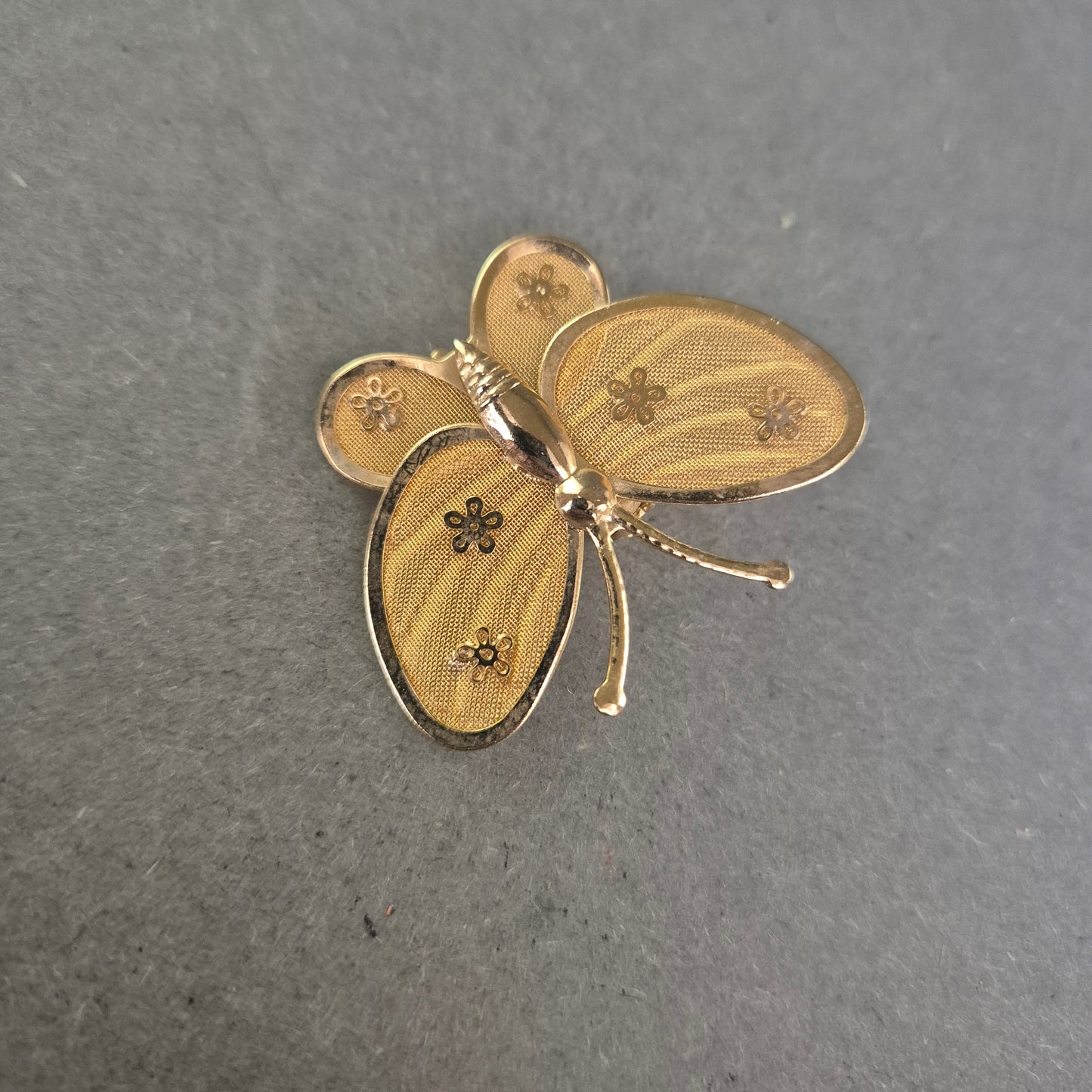 Vergoldete Schmetterlingsbrosche – Zarte Eleganz im floralen Design