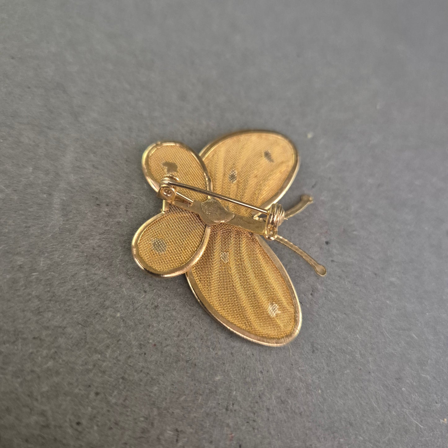 Vergoldete Schmetterlingsbrosche – Zarte Eleganz im floralen Design