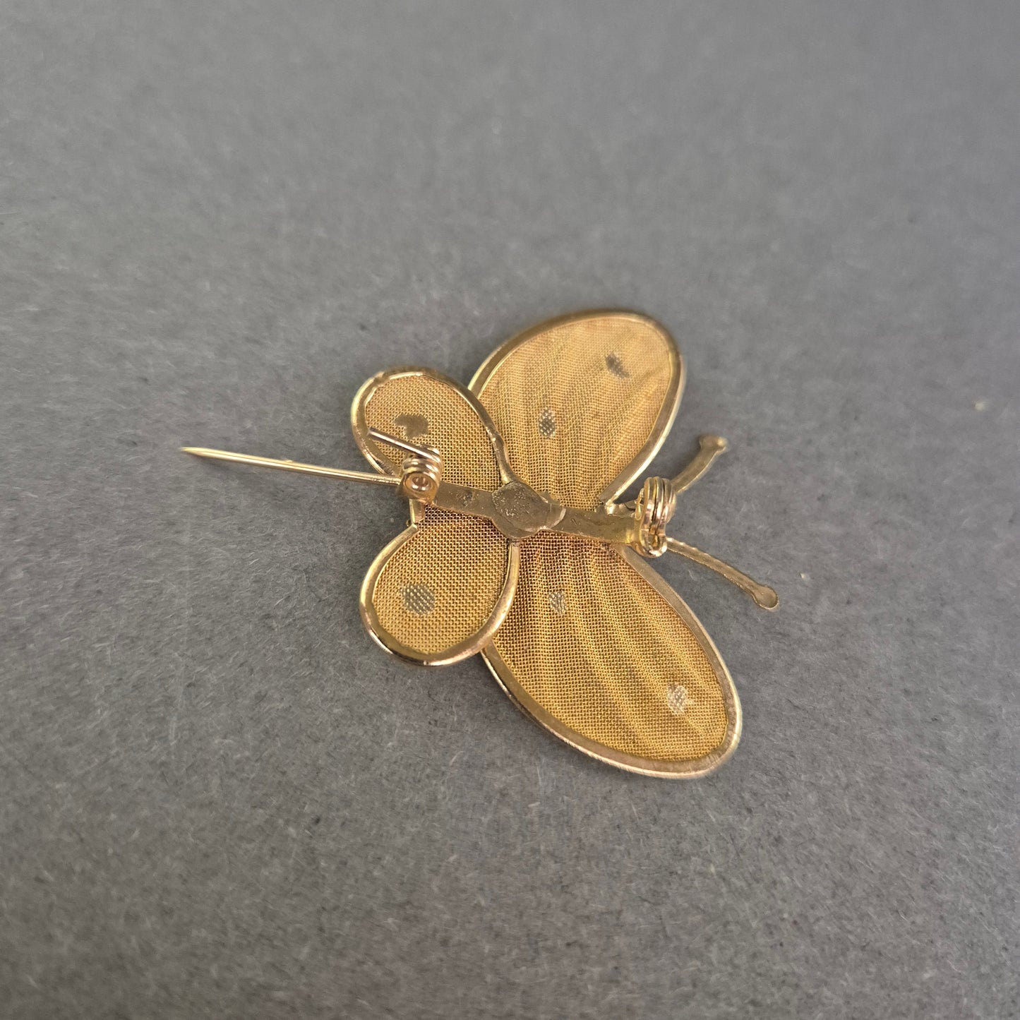 Vergoldete Schmetterlingsbrosche – Zarte Eleganz im floralen Design