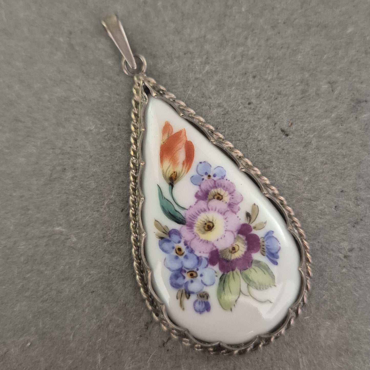 Porzellan-Anhänger von Freiberger – Handgemaltes Blumendekor in Tropfenform