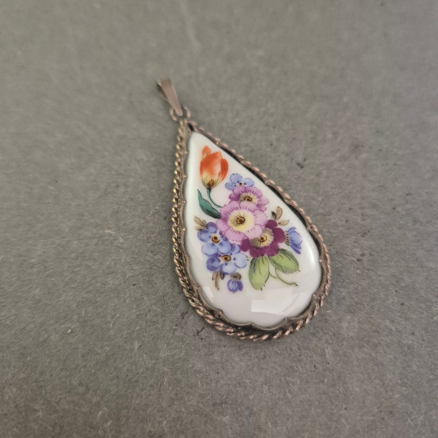 Porzellan-Anhänger von Freiberger – Handgemaltes Blumendekor in Tropfenform