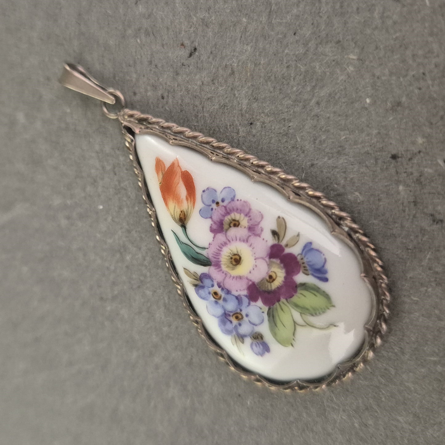 Porzellan-Anhänger von Freiberger – Handgemaltes Blumendekor in Tropfenform