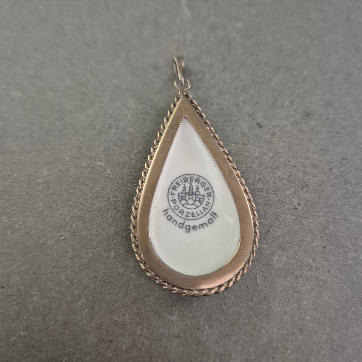 Porzellan-Anhänger von Freiberger – Handgemaltes Blumendekor in Tropfenform