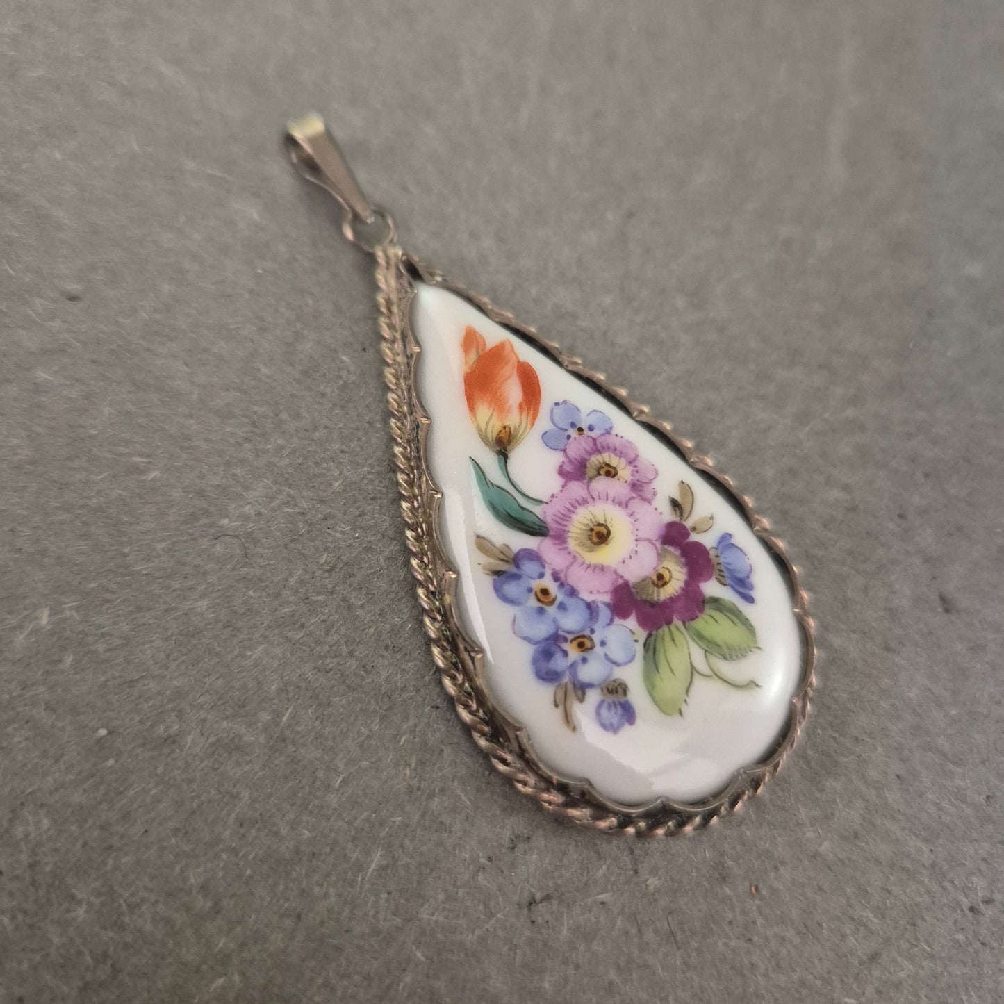 Porzellan-Anhänger von Freiberger – Handgemaltes Blumendekor in Tropfenform