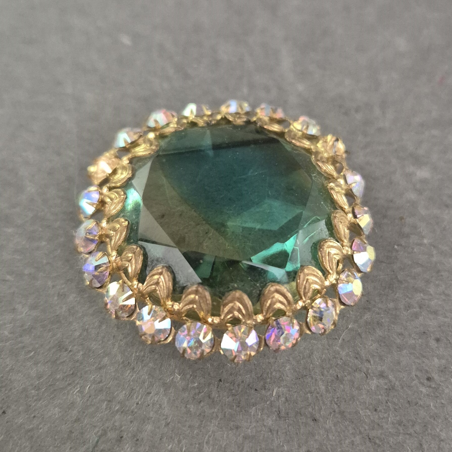 Vintage-Brosche mit grünem Glasstein & Strass – Funkelnder Retro-Charme