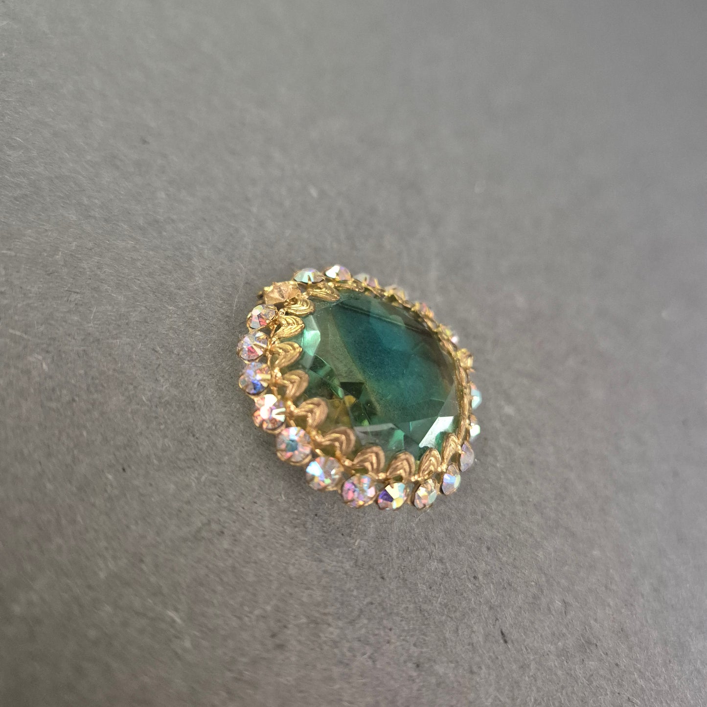 Vintage-Brosche mit grünem Glasstein & Strass – Funkelnder Retro-Charme