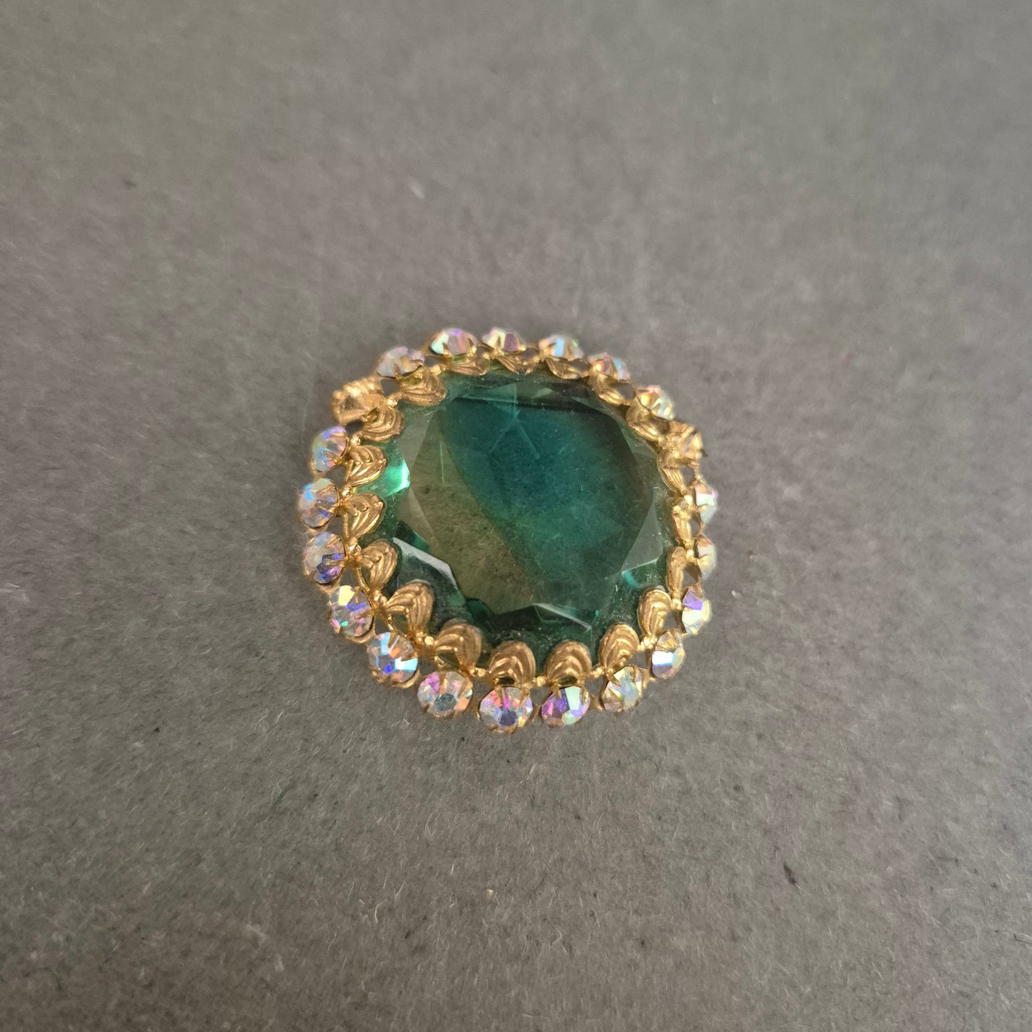 Vintage-Brosche mit grünem Glasstein & Strass – Funkelnder Retro-Charme