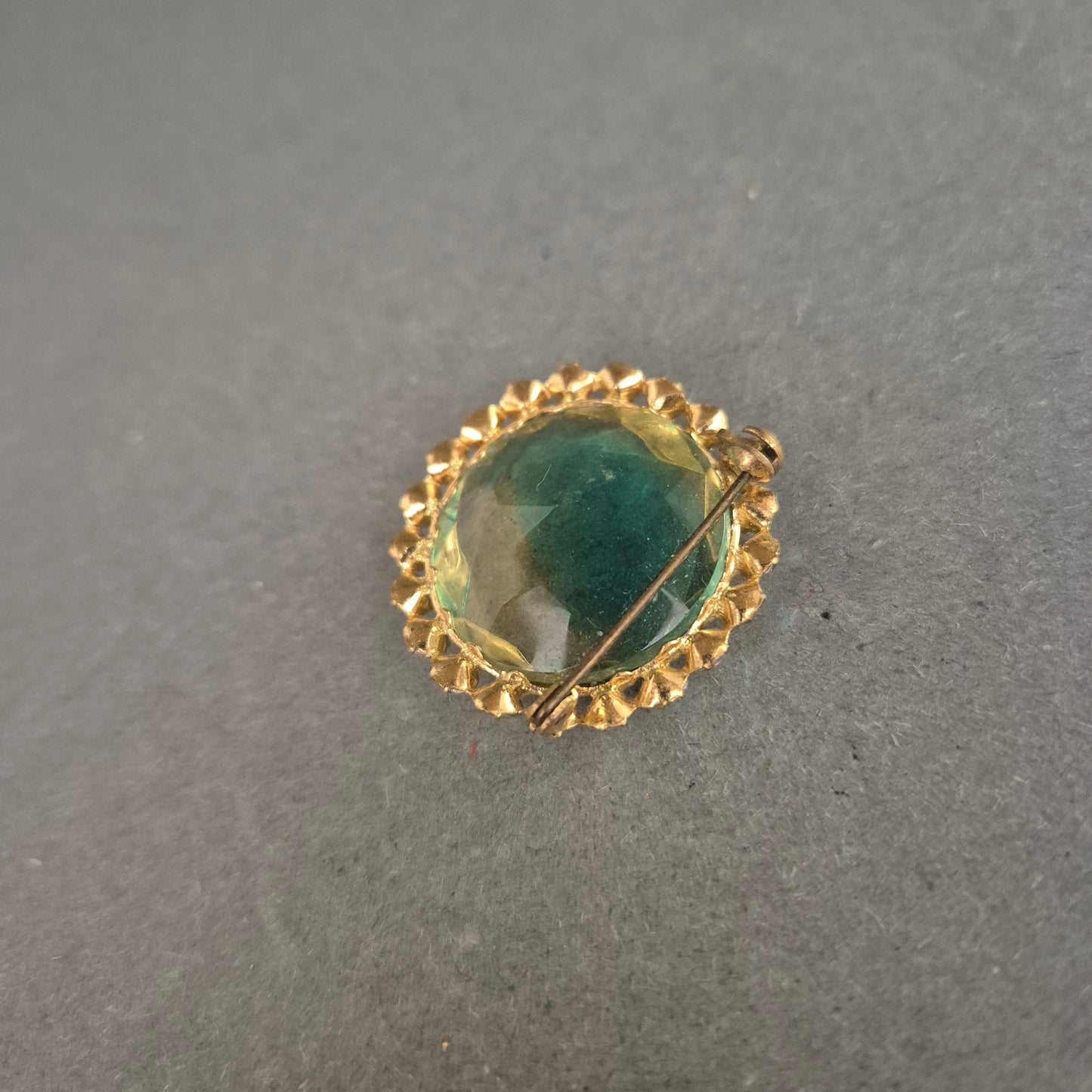 Vintage-Brosche mit grünem Glasstein & Strass – Funkelnder Retro-Charme