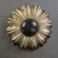 Vintage Brosche in Blütenform – Retro-Charme mit schwarzem Akzent