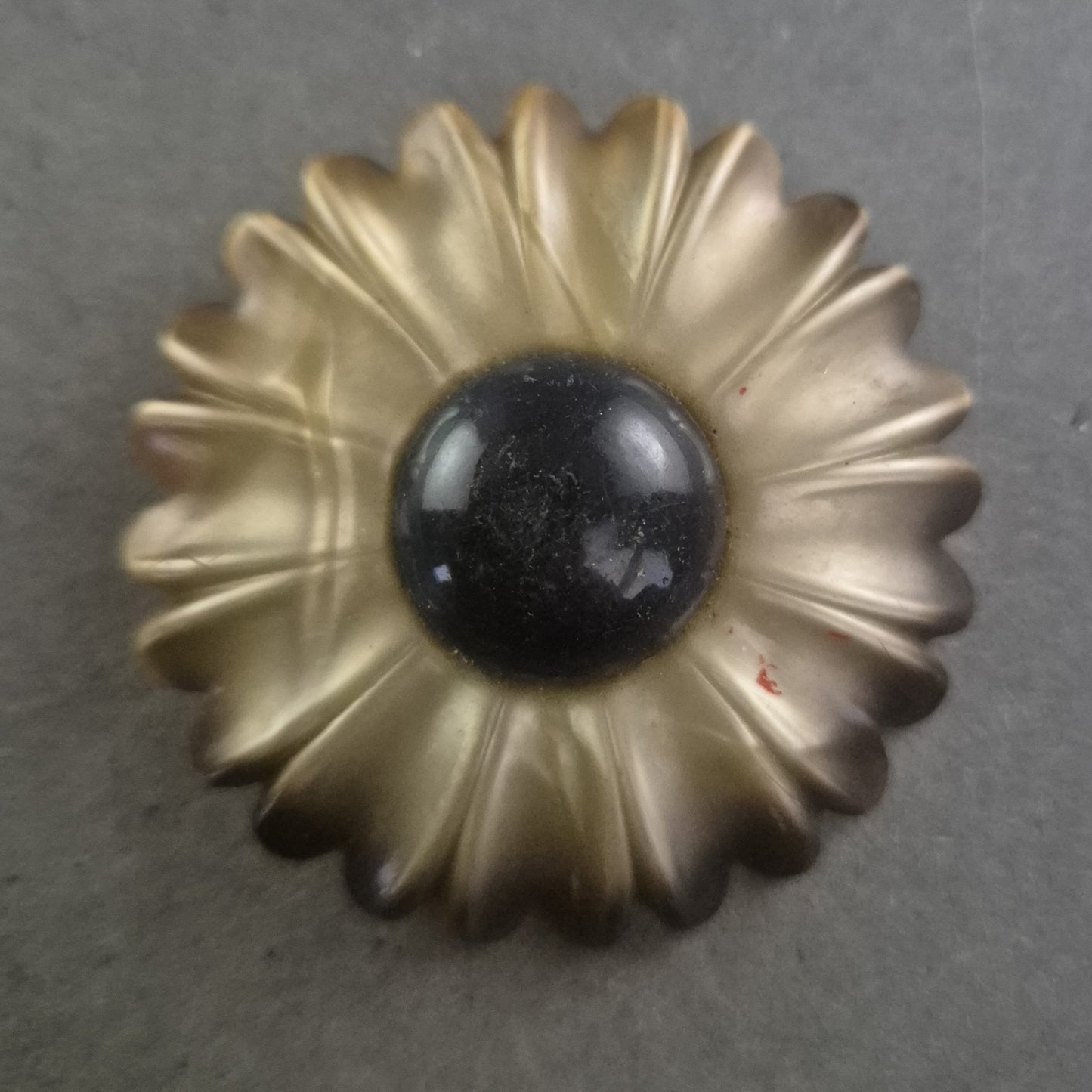 Vintage Brosche in Blütenform – Retro-Charme mit schwarzem Akzent