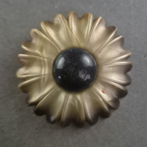 Vintage Brosche in Blütenform – Retro-Charme mit schwarzem Akzent