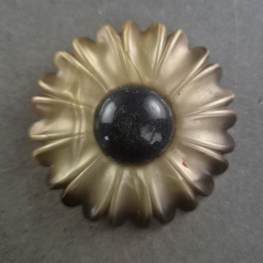 Vintage Brosche in Blütenform – Retro-Charme mit schwarzem Akzent