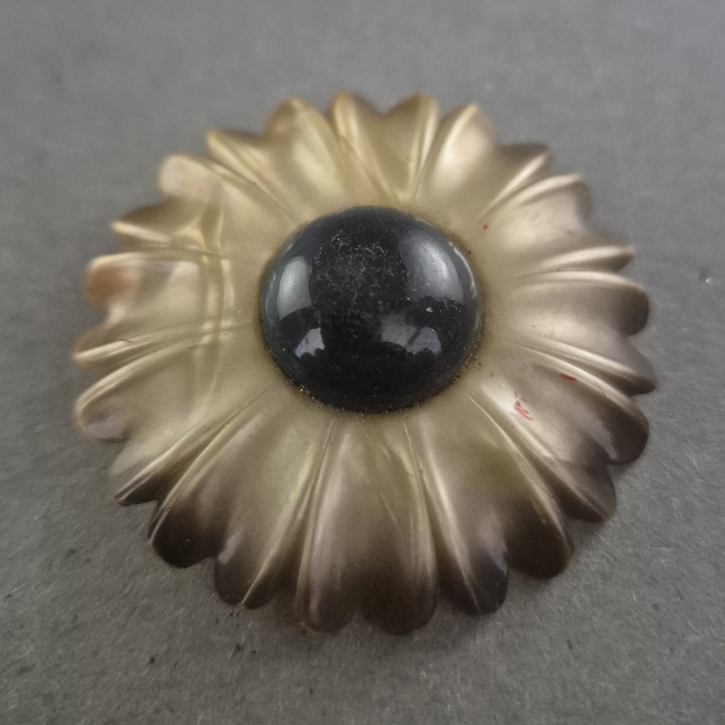 Vintage Brosche in Blütenform – Retro-Charme mit schwarzem Akzent