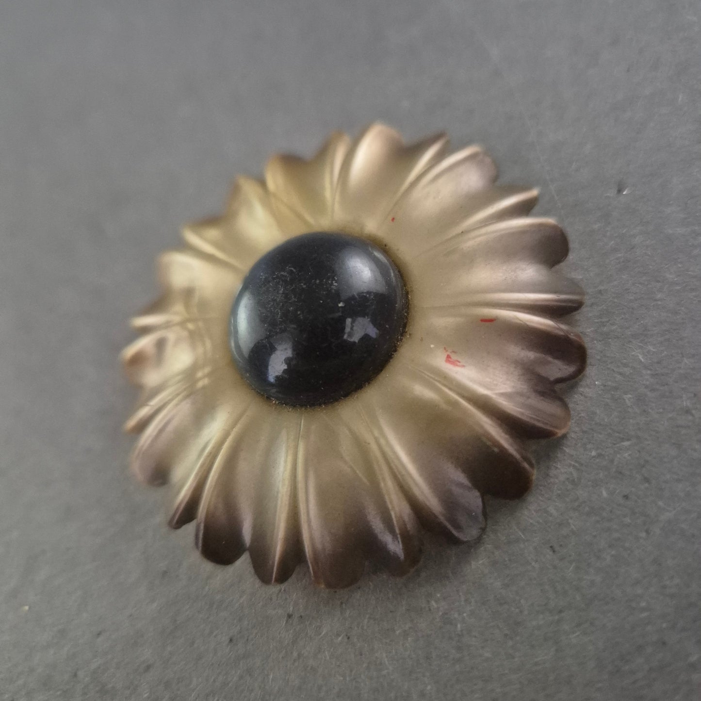 Vintage Brosche in Blütenform – Retro-Charme mit schwarzem Akzent