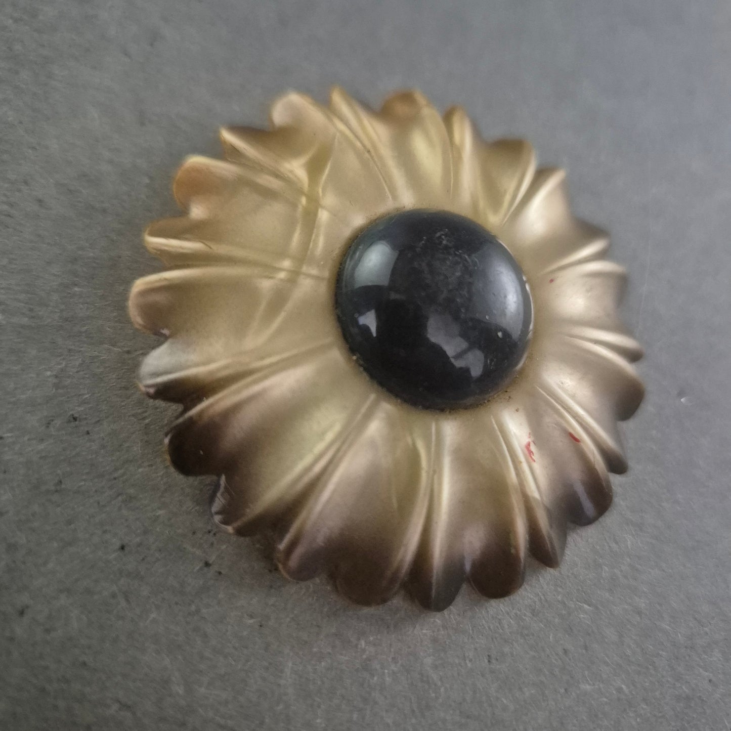 Vintage Brosche in Blütenform – Retro-Charme mit schwarzem Akzent