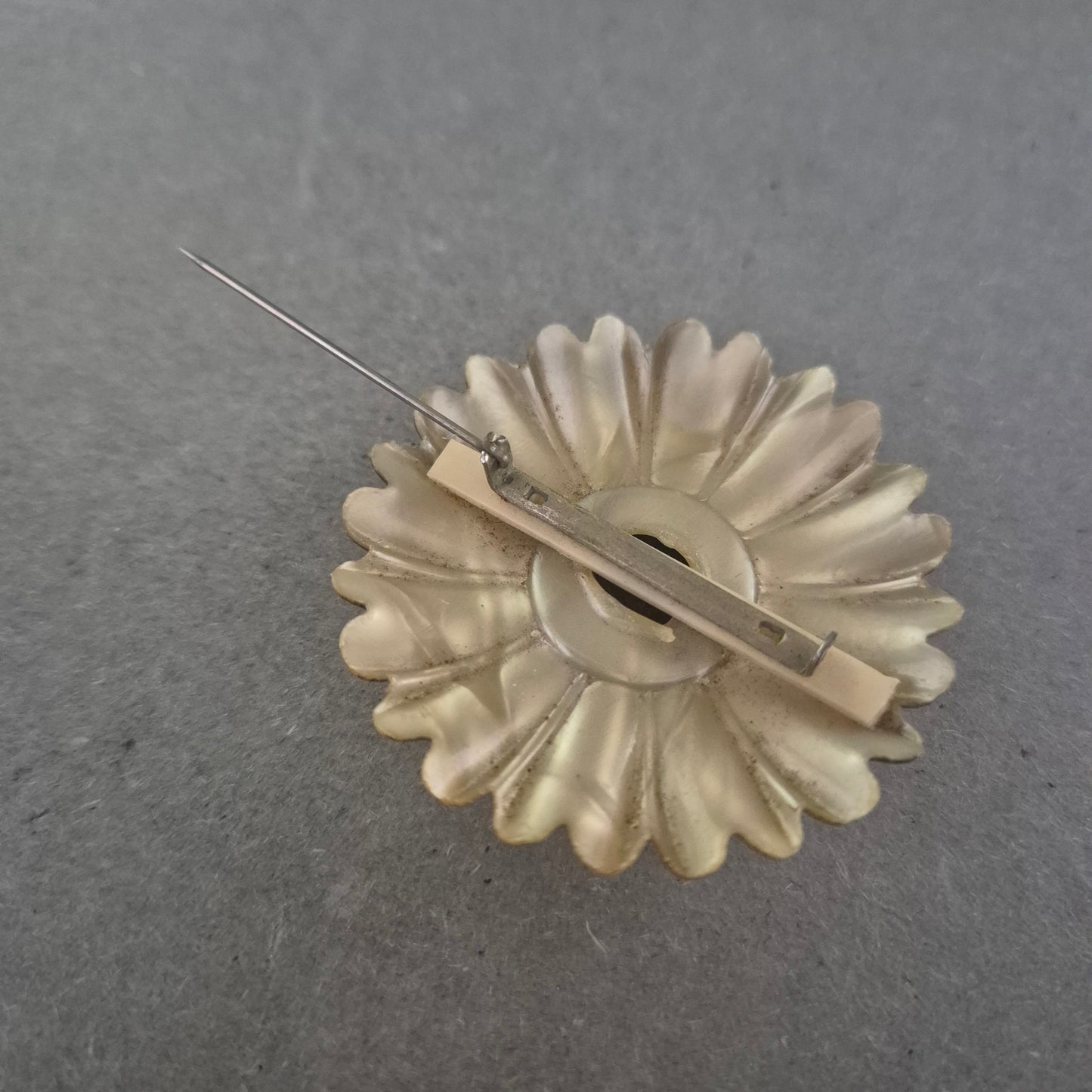 Vintage Brosche in Blütenform – Retro-Charme mit schwarzem Akzent