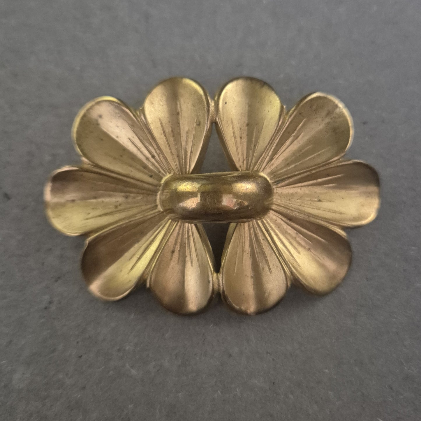 Antike Messingbrosche mit Doppelblüte – Eleganz im floralen Design
