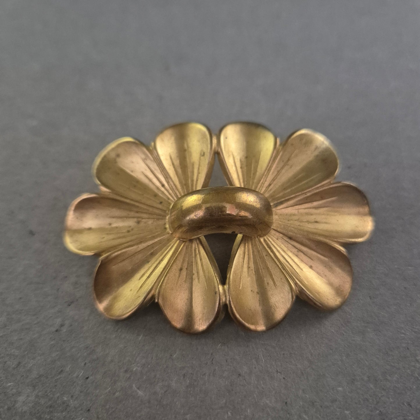 Antike Messingbrosche mit Doppelblüte – Eleganz im floralen Design