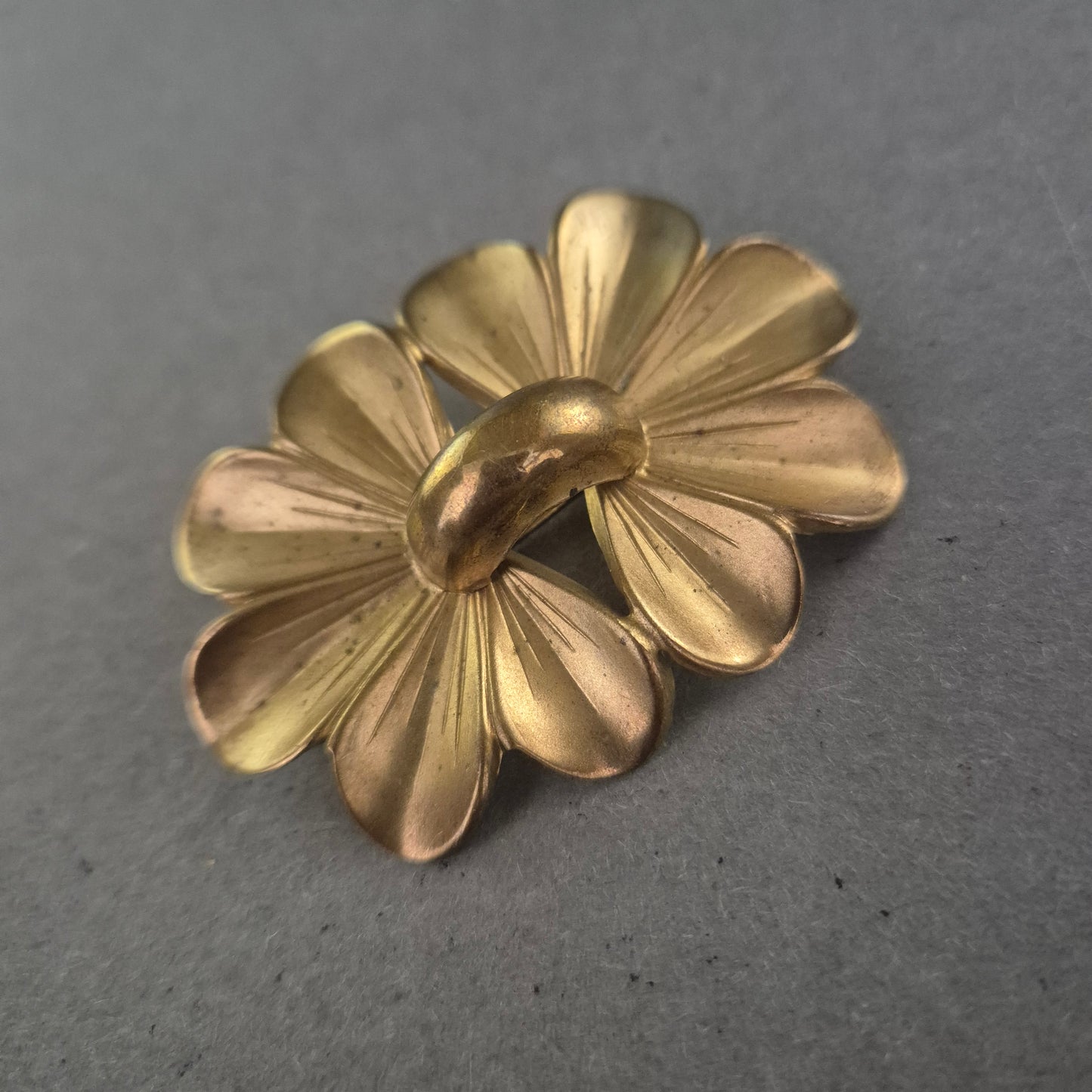 Antike Messingbrosche mit Doppelblüte – Eleganz im floralen Design