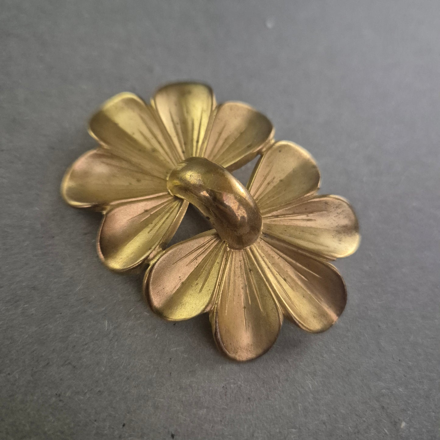 Antike Messingbrosche mit Doppelblüte – Eleganz im floralen Design