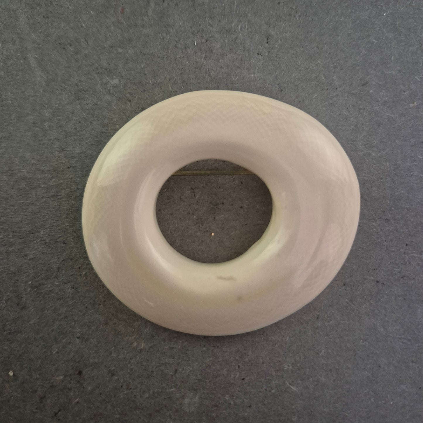 Vintage Kunststoffbrosche in Elfenbein-Optik – Modernistischer Stil