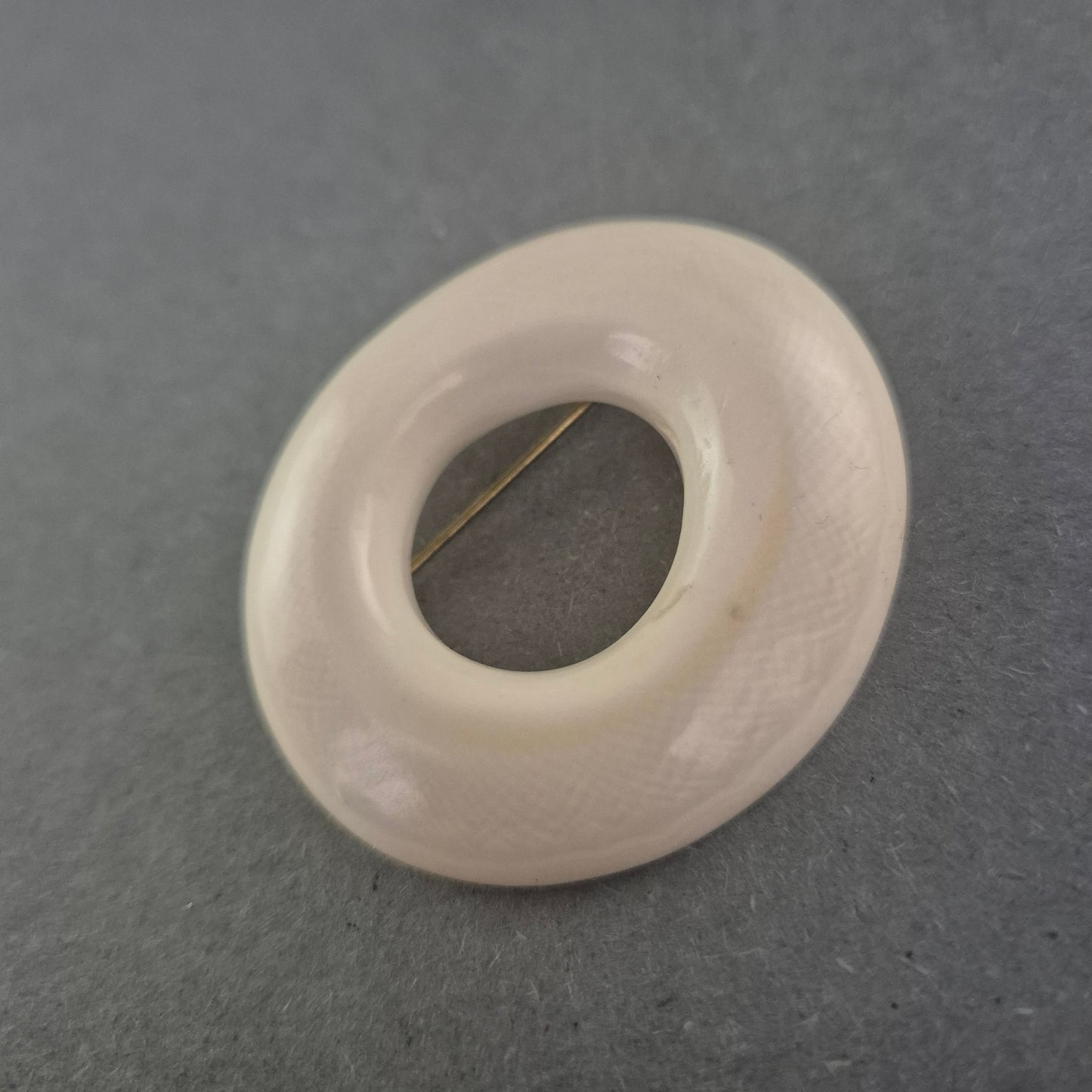 Vintage Kunststoffbrosche in Elfenbein-Optik – Modernistischer Stil