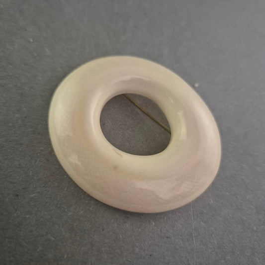 Vintage Kunststoffbrosche in Elfenbein-Optik – Modernistischer Stil