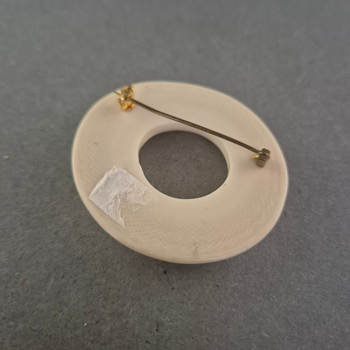 Vintage Kunststoffbrosche in Elfenbein-Optik – Modernistischer Stil