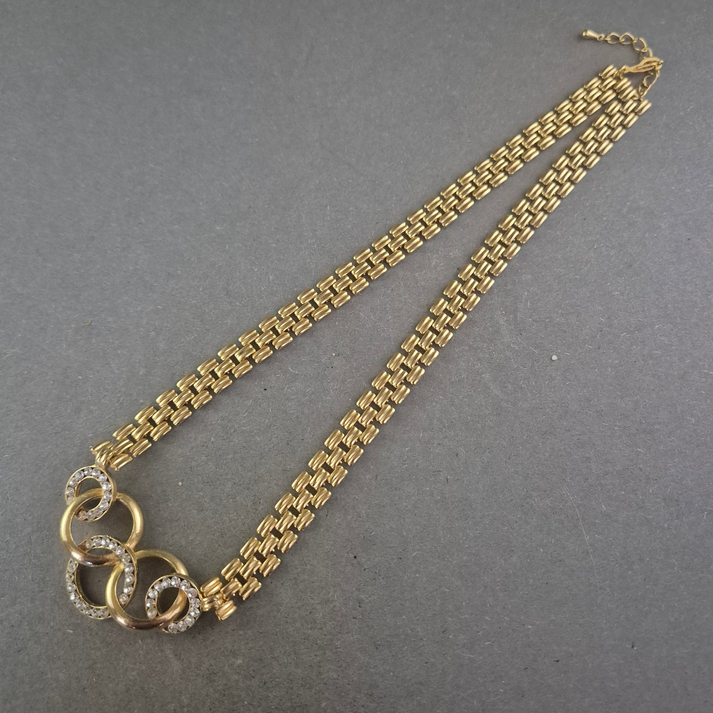 Elegante Vintage-Halskette mit goldfarbenem Gliederdesign & Strass