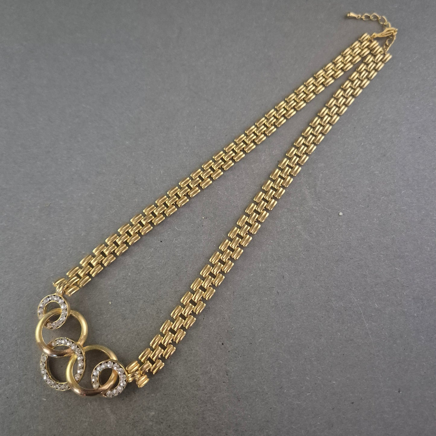 Elegante Vintage-Halskette mit goldfarbenem Gliederdesign & Strass