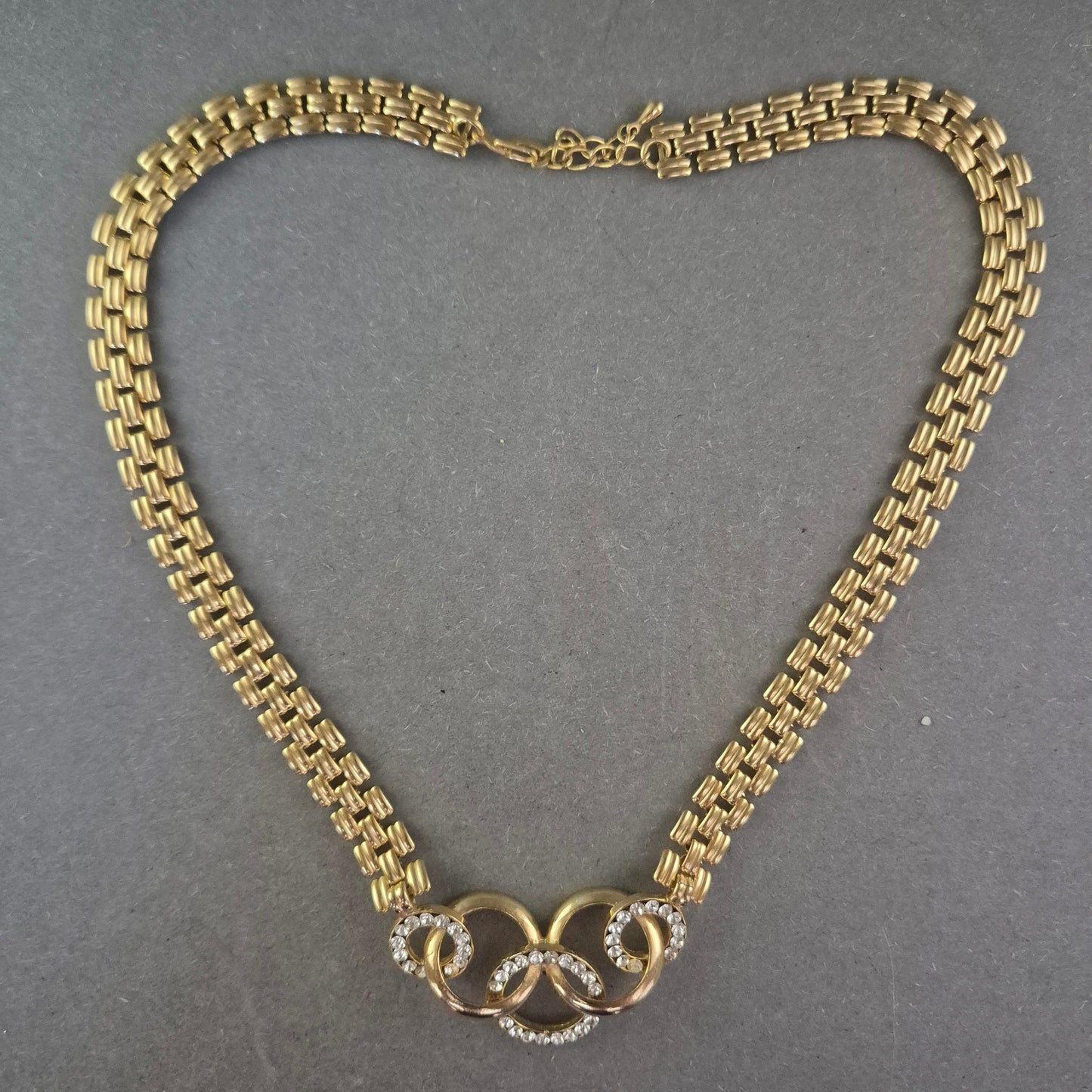 Elegante Vintage-Halskette mit goldfarbenem Gliederdesign & Strass