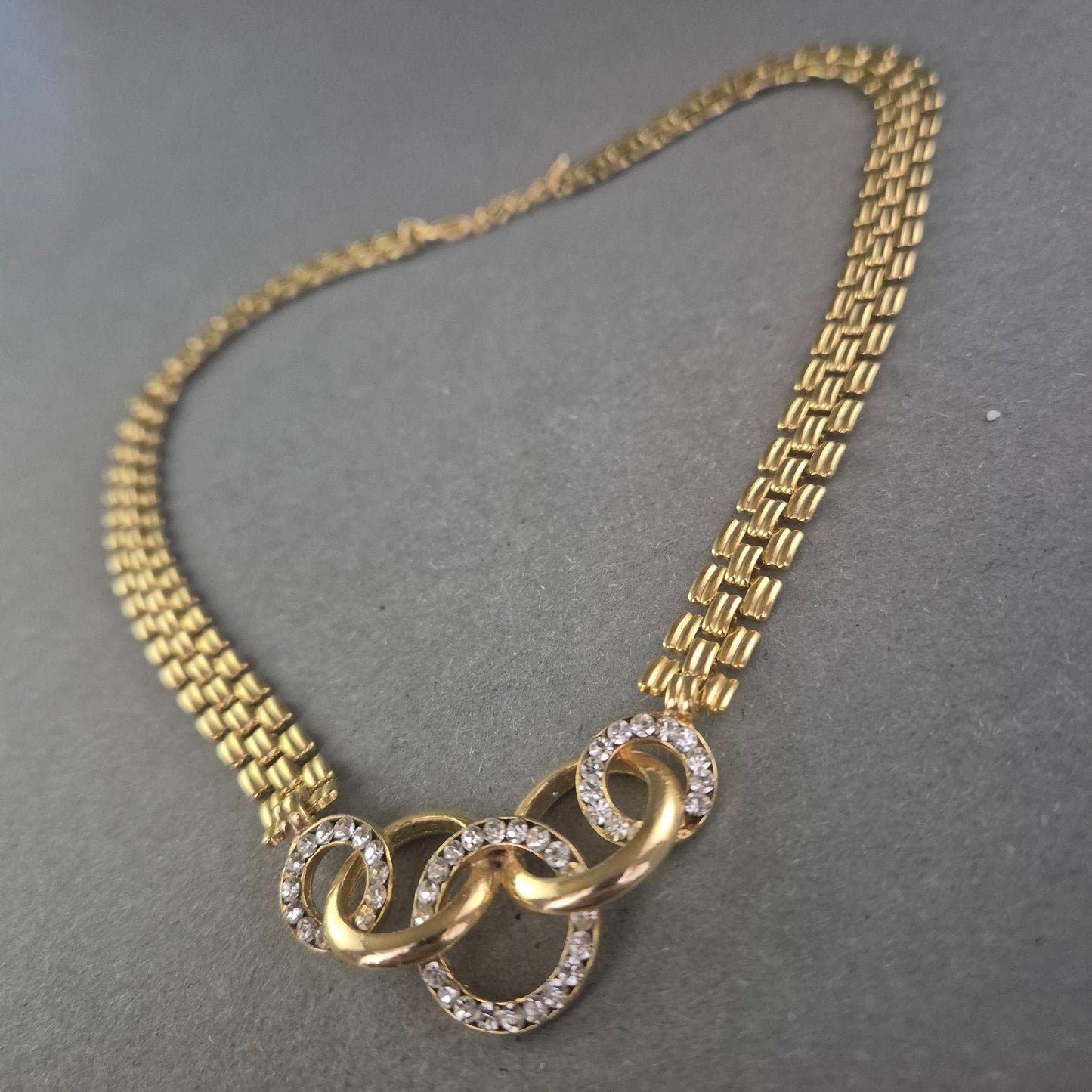 Elegante Vintage-Halskette mit goldfarbenem Gliederdesign & Strass