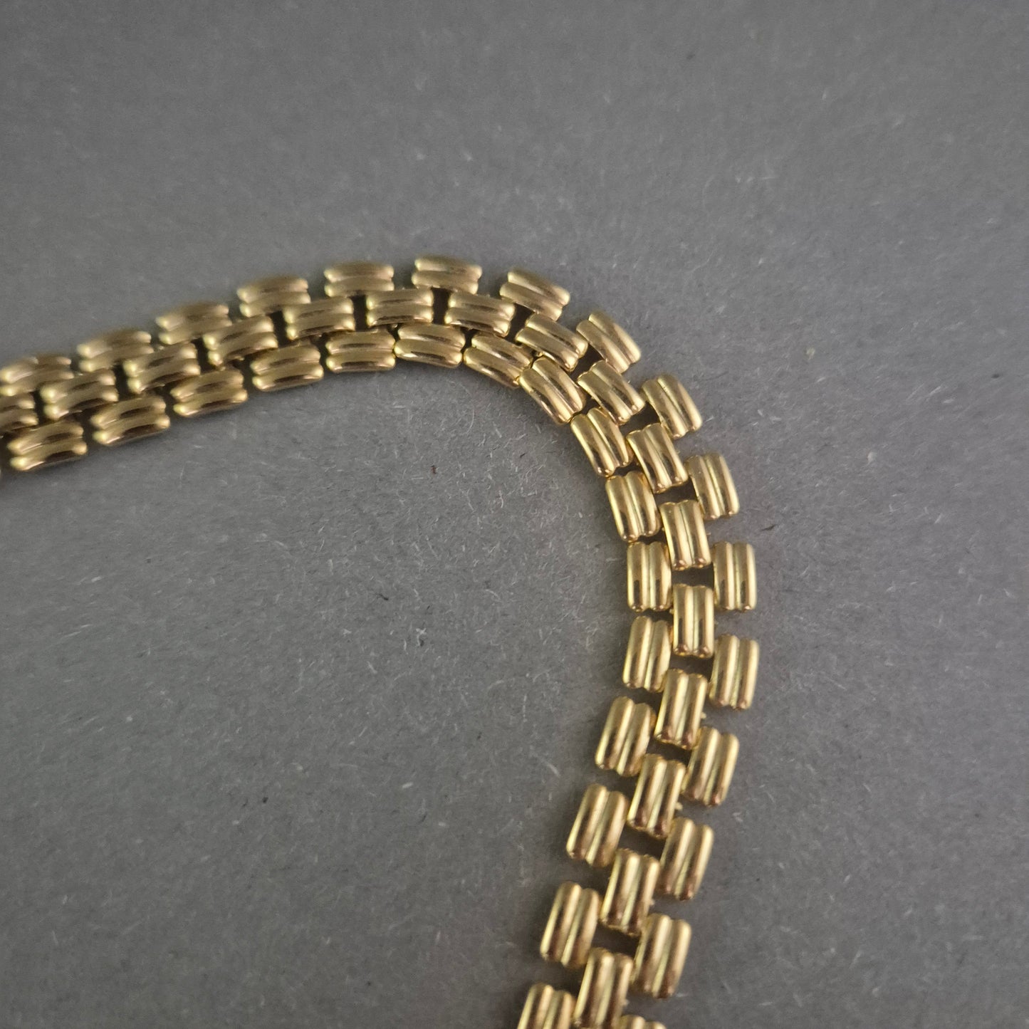 Elegante Vintage-Halskette mit goldfarbenem Gliederdesign & Strass