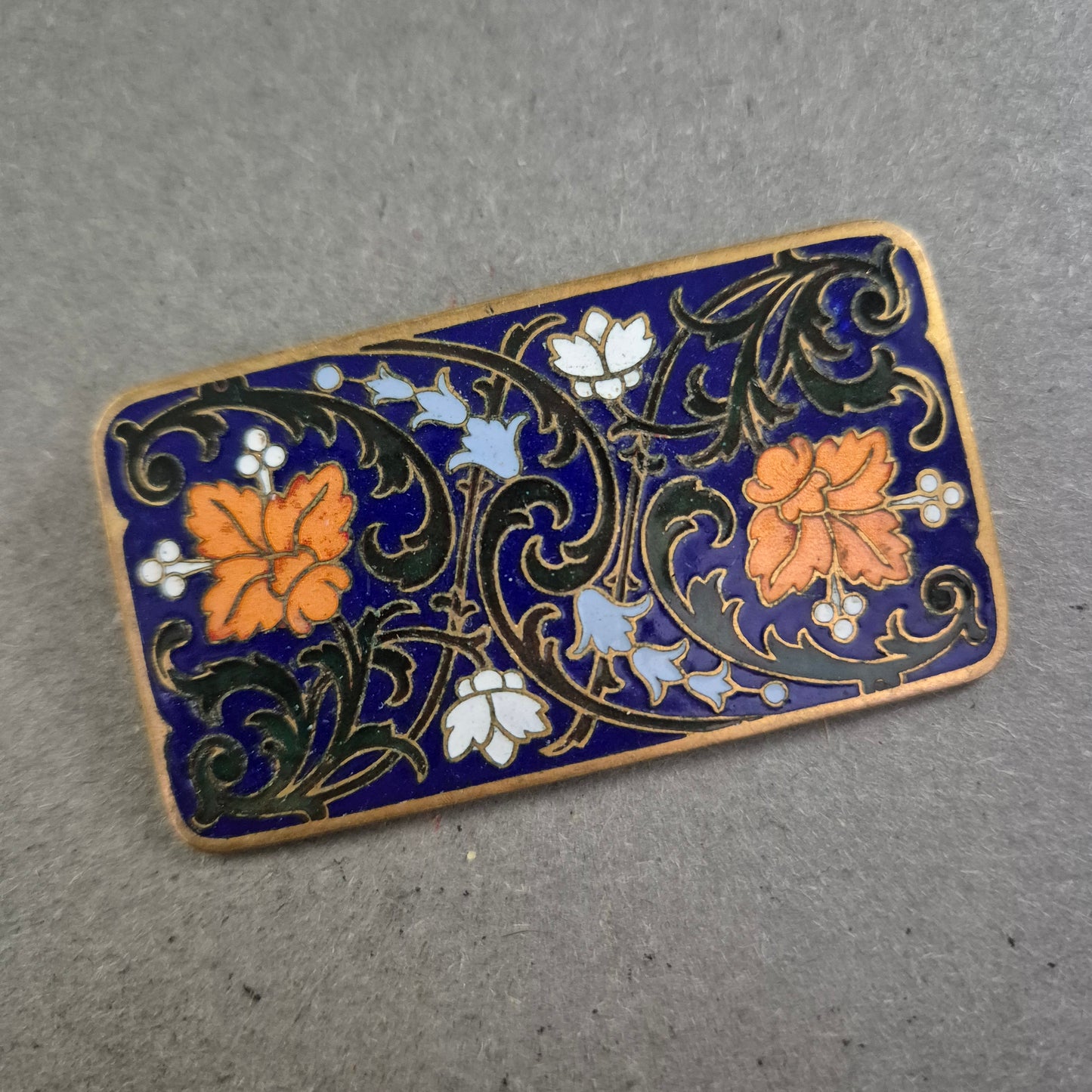 Antike Emaille-Brosche mit floralen Motiven – Kunstvoll & Farbintensiv