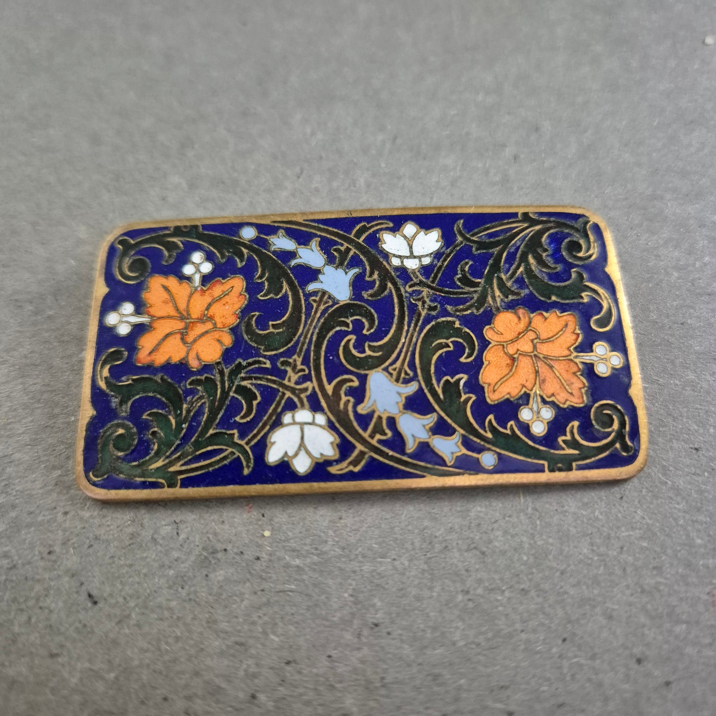 Antike Emaille-Brosche mit floralen Motiven – Kunstvoll & Farbintensiv