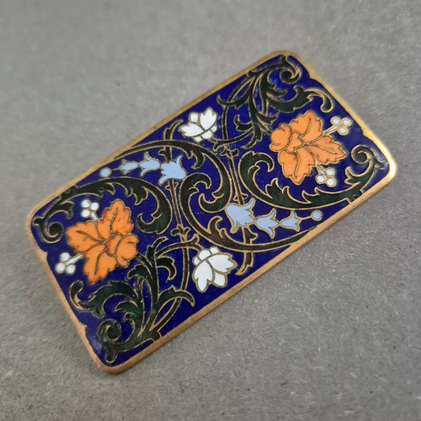 Antike Emaille-Brosche mit floralen Motiven – Kunstvoll & Farbintensiv
