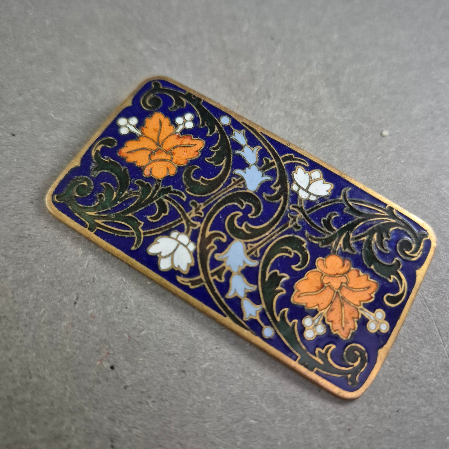 Antike Emaille-Brosche mit floralen Motiven – Kunstvoll & Farbintensiv