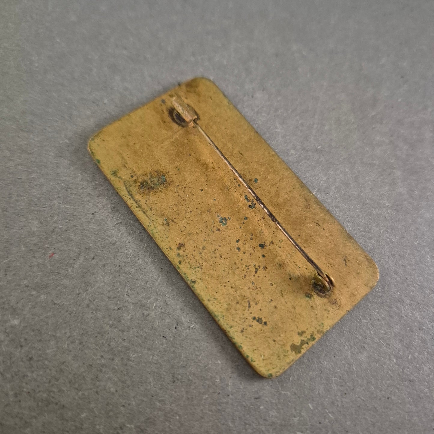 Antike Emaille-Brosche mit floralen Motiven – Kunstvoll & Farbintensiv