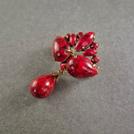 Vintage Brosche mit roten Cabochons – Tropfenform & goldfarbene Fassung