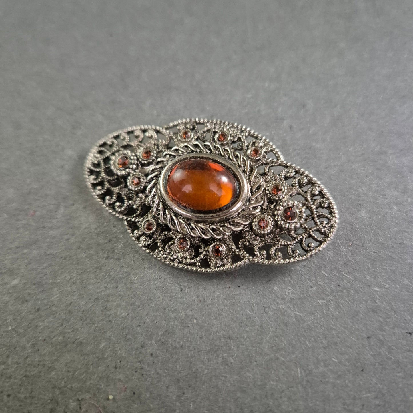 Vintage Filigran-Brosche mit braunem Cabochon – Klassisch & Elegant
